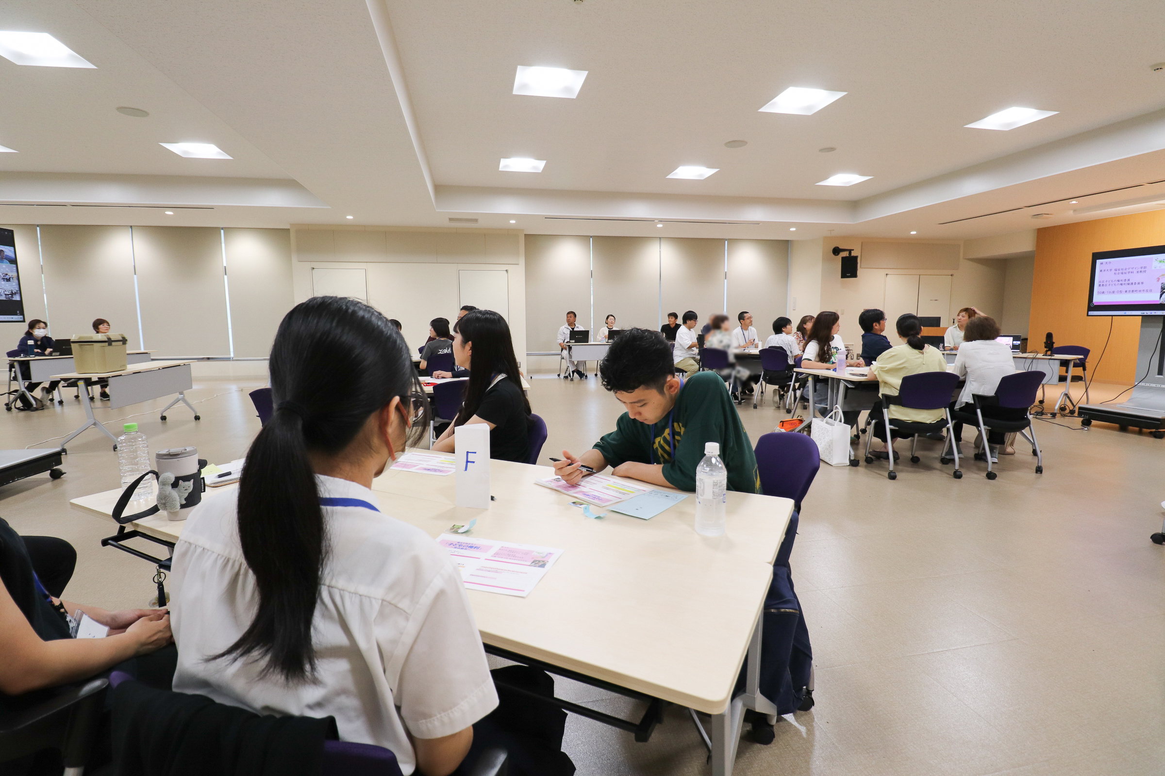 会場でグループに分かれて話し合う参加者たち