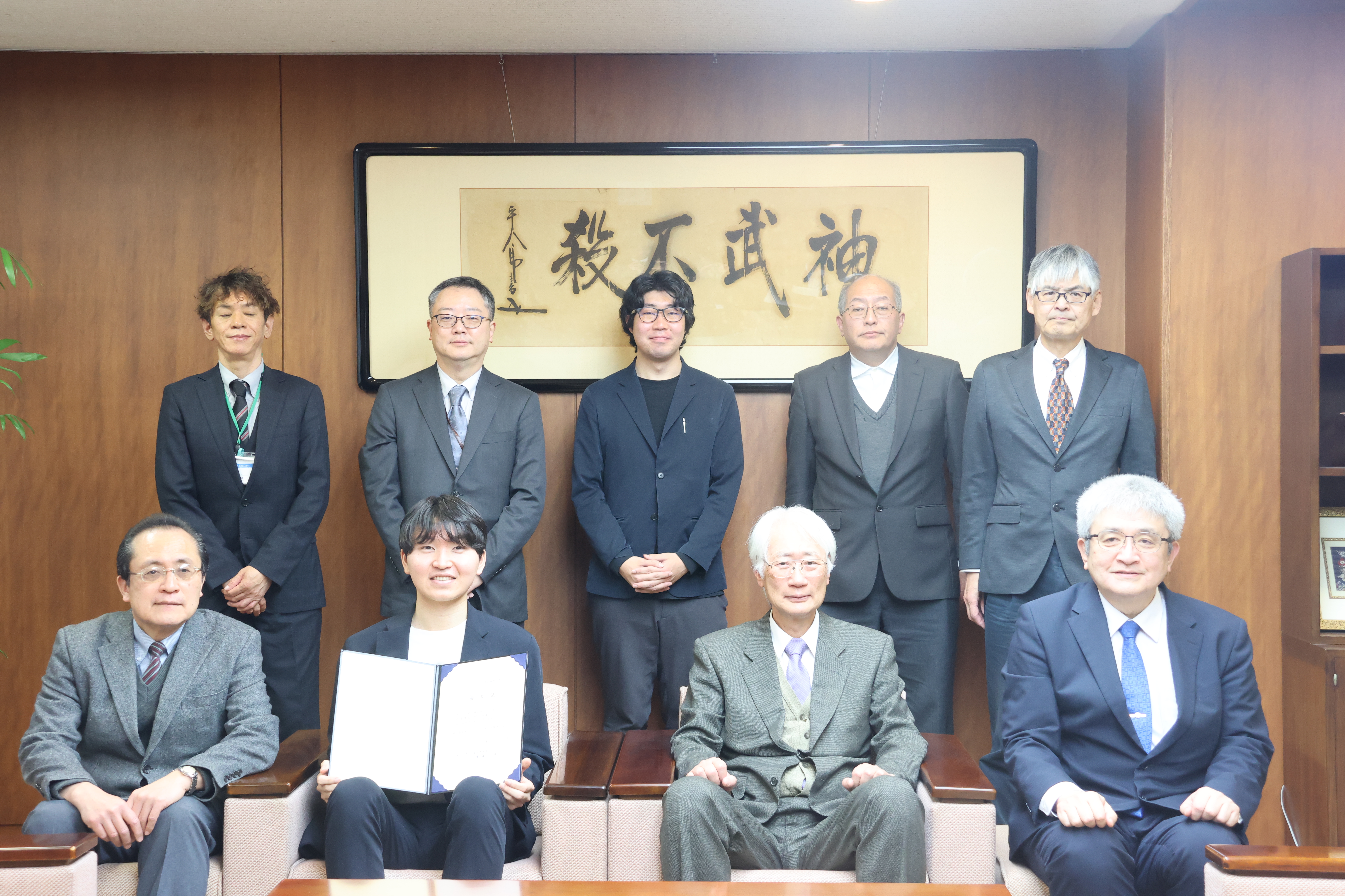 称号記を受け取る中村代表取締役