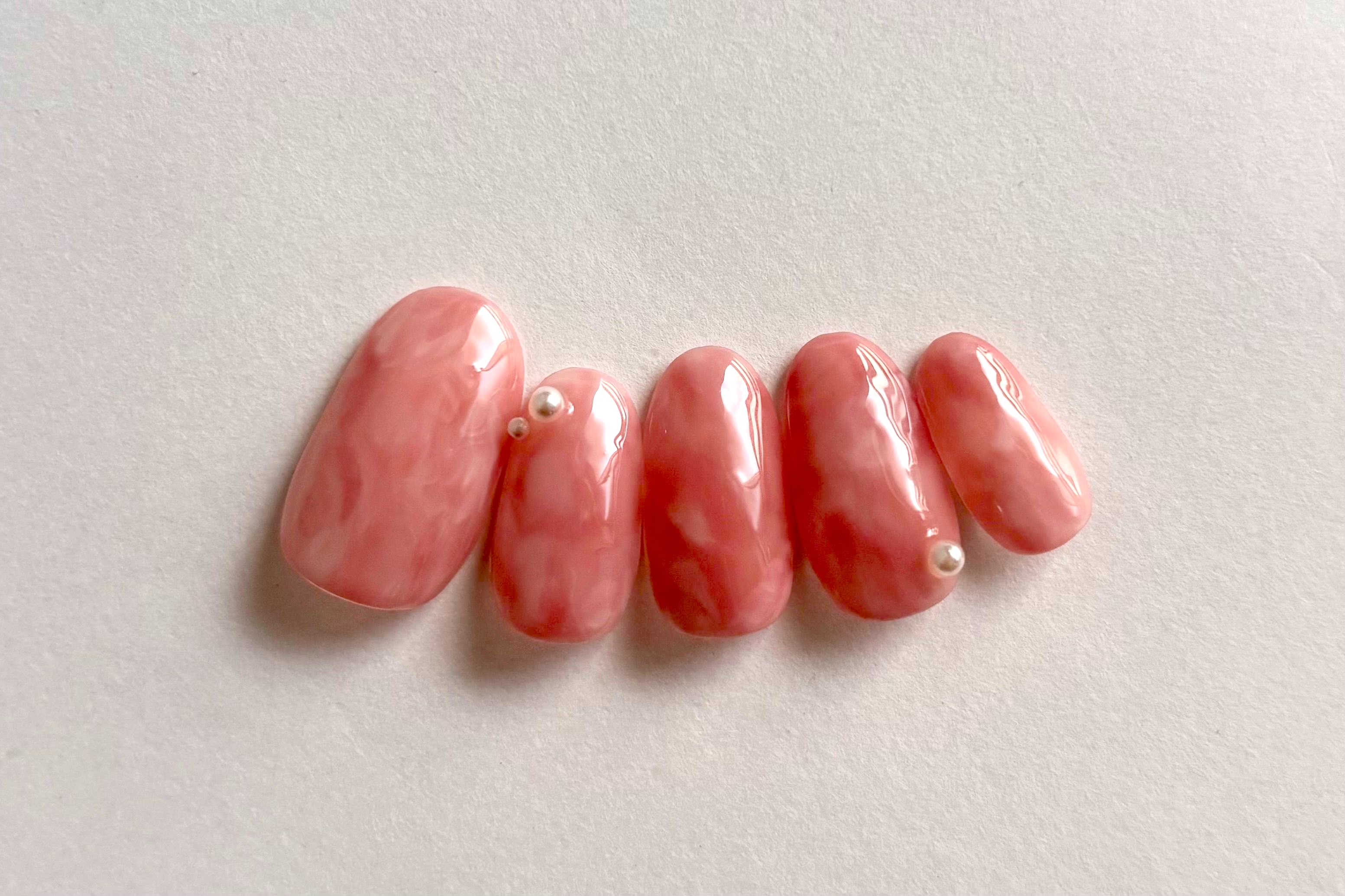 ピンクで指先に血色感を。Peche nailさんが作るネイルチップ
