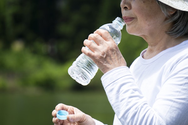 水分補給する高齢者の女性