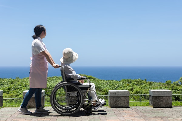 護士と車いすに乗る高齢者