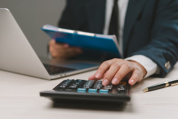 PCと紙を使用して給与、税金、給与、収入を管理