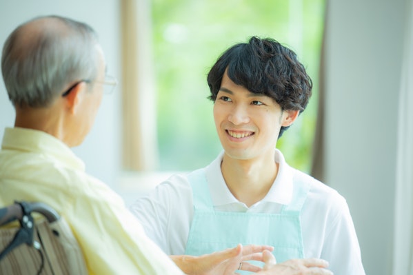会話する介護士と利用者の男性