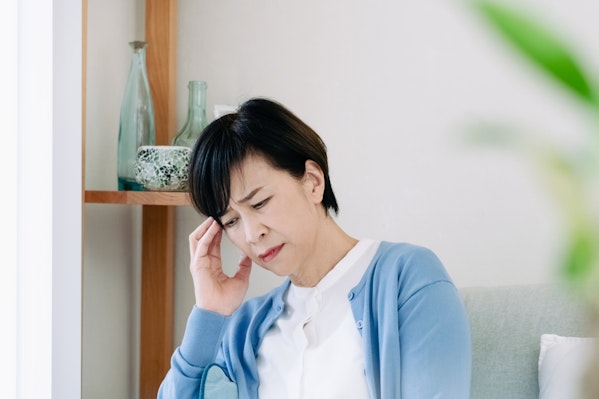 頭を抑える女性
