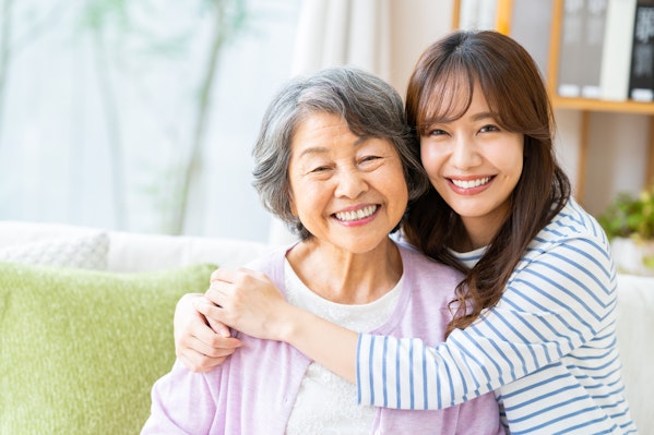 自宅で母親を抱きしめる女性
