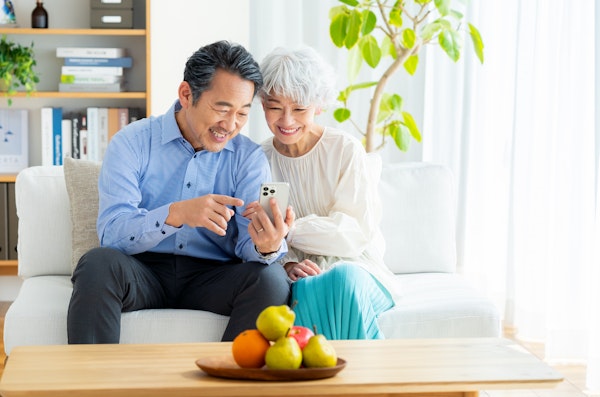 シニア世代が楽しく暮らす様子