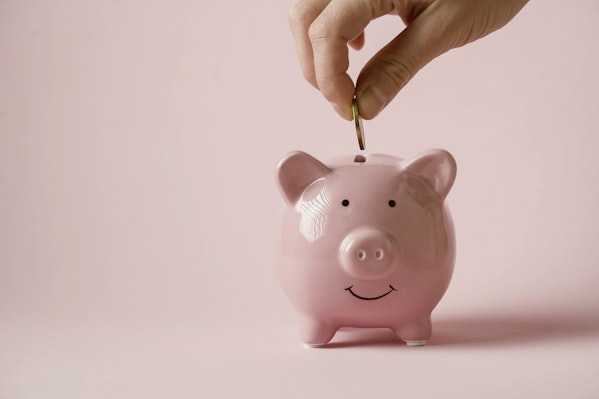 ブタの貯金箱にお金を入れる手