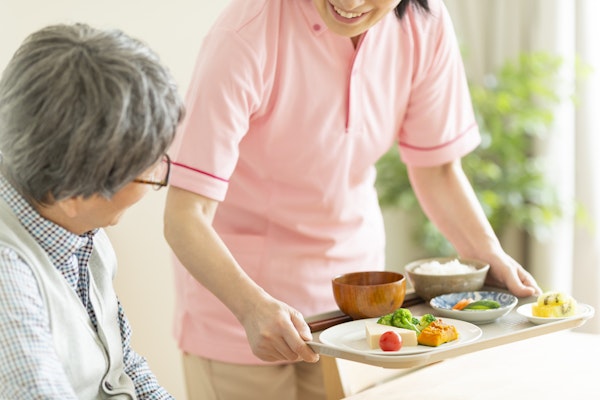 食事の提供を受けるケアハウスの入居者