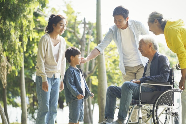 若い夫婦と子供と高齢者夫婦