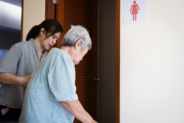 排泄の介助に向かう女性