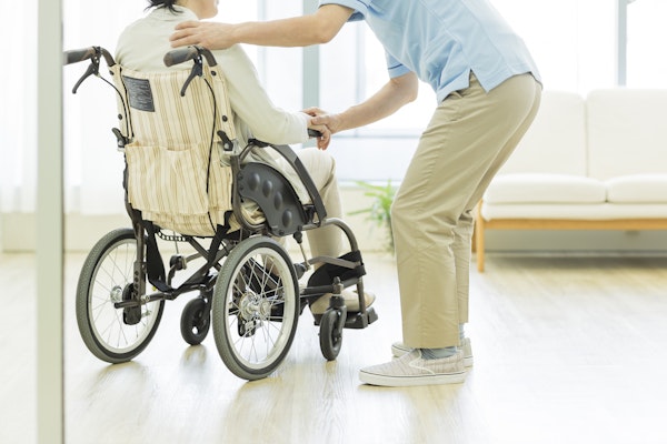 車いすに乗った高齢者と介護職員