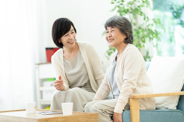 笑顔で談笑する母子