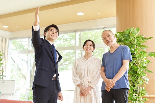 老人ホームを見学する親子