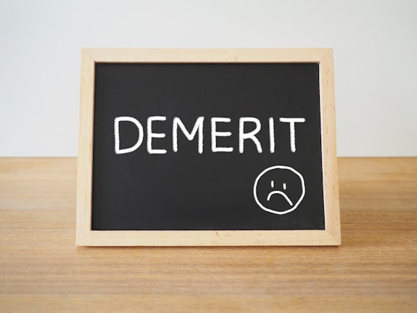 DEMERITと書かれたボード