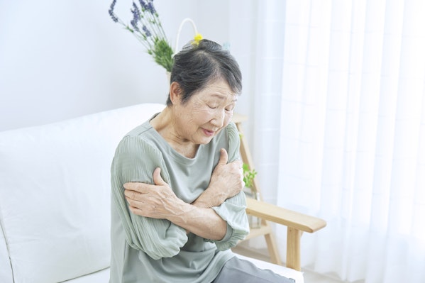 寒暖差で震える女性