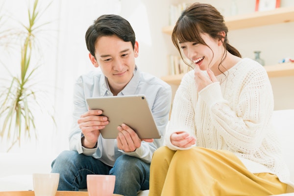 遠方の家族の協力を得る夫婦