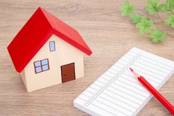 家の模型とチェックリスト