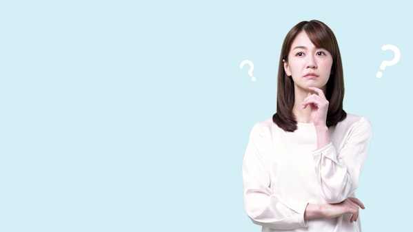 はてなを浮かべる女性