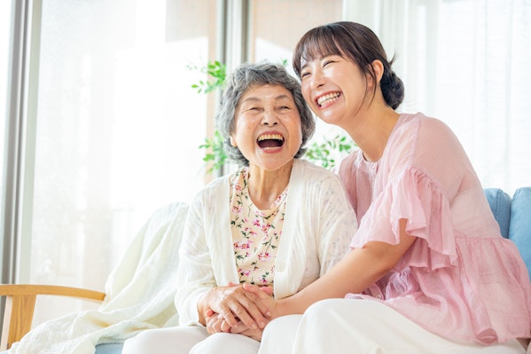 笑顔で寄り添う母と娘