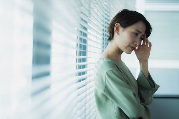 職場で悩む女性