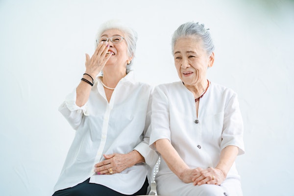 談笑する高齢者女性