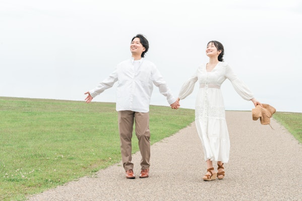 深呼吸する夫婦