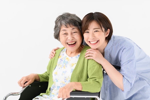 母親と笑顔で寄り添う女性
