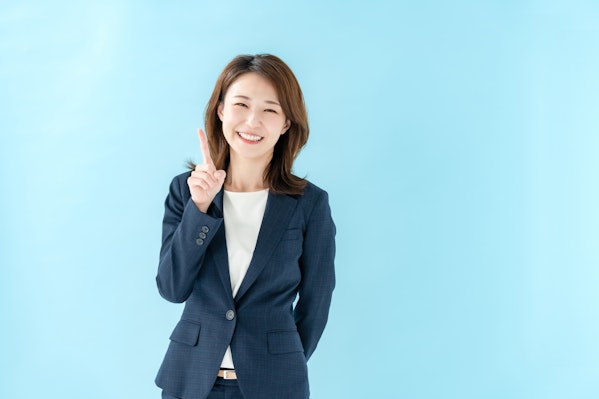 ポイントを説明する女性