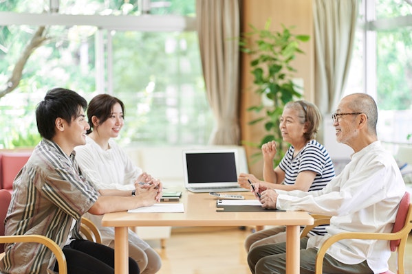 家族で施設入所について会議