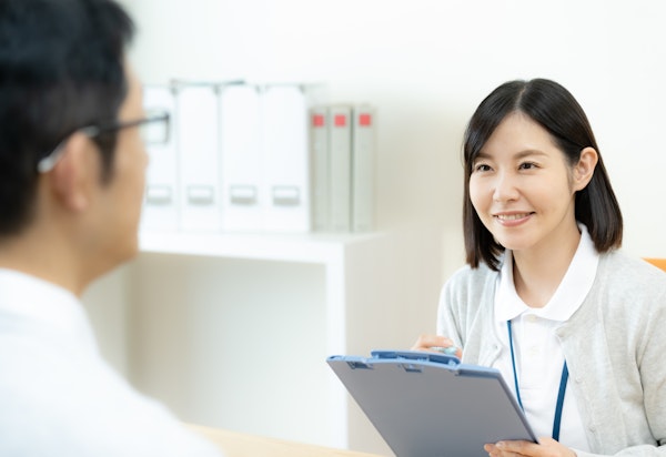 介護の相談をする男性を相談を受ける女性