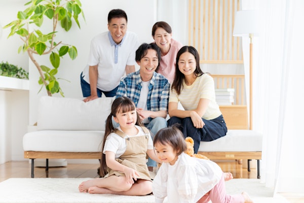 三世代家族がリビングでくつろぐ様子