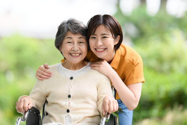 笑顔の女性二人