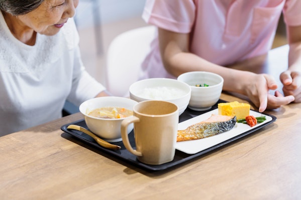 食事介助の準備がされているテーブル