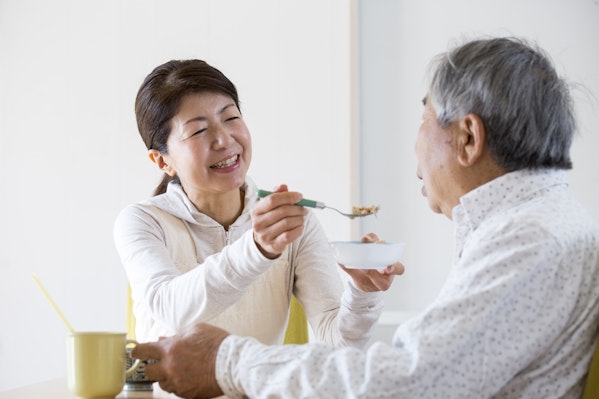 食事の介助をする女性