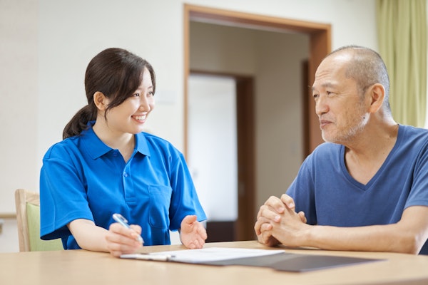 在宅介護の相談を受ける介護職