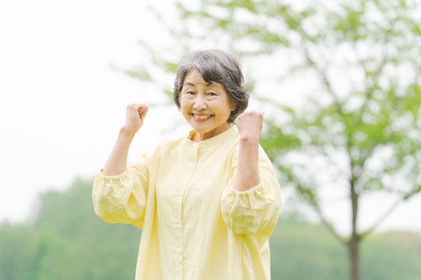 ガッツポーズする高齢者女性