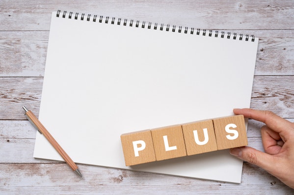 PLUSと書かれたブロック