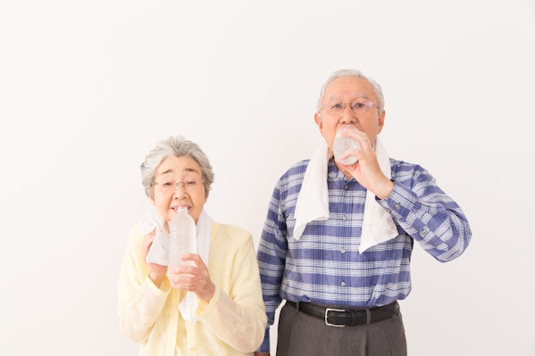 水分補給をする高齢者夫婦