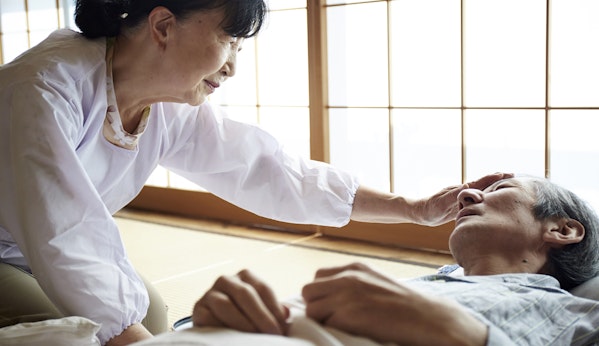 寝たきりの父の介護をする女性