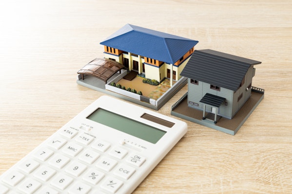 介護施設と自宅の模型、電卓