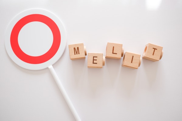 MELITと書かれたブロック