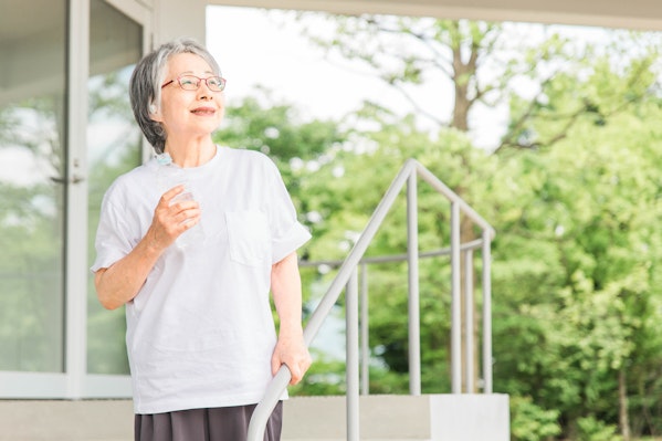 運動する高齢者の女性