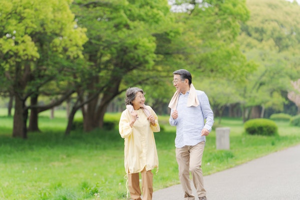 運動する高齢者夫婦