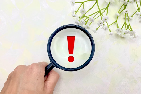 赤いビックリマークと虫眼鏡