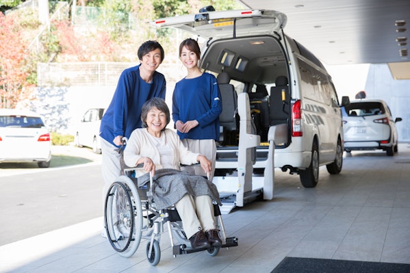 介護タクシーの送迎と高齢者女性