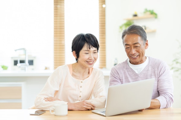 パソコンで介護サービスを探す夫婦