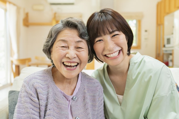 ソファに座って笑顔で微笑む母と子