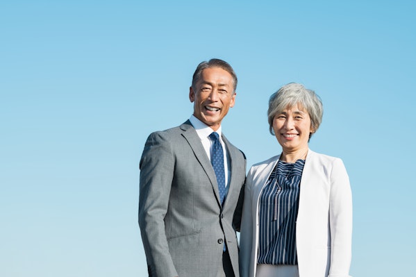 スーツを着た笑顔の男女