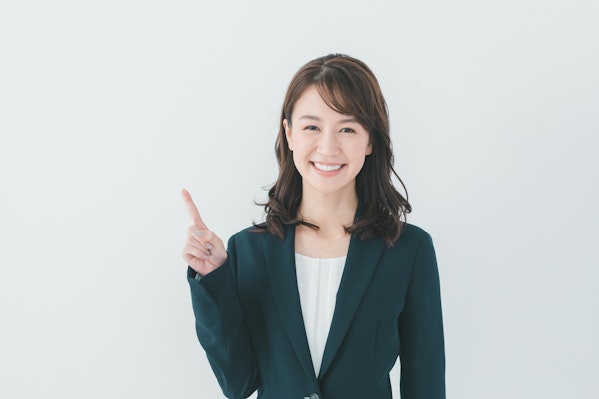 ポイントを説明するスーツを着た女性