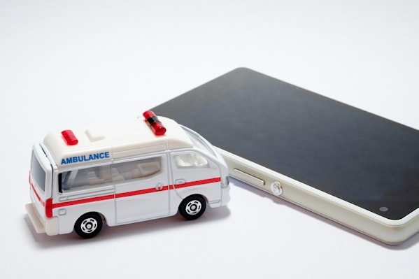 救急車とスマートフォン